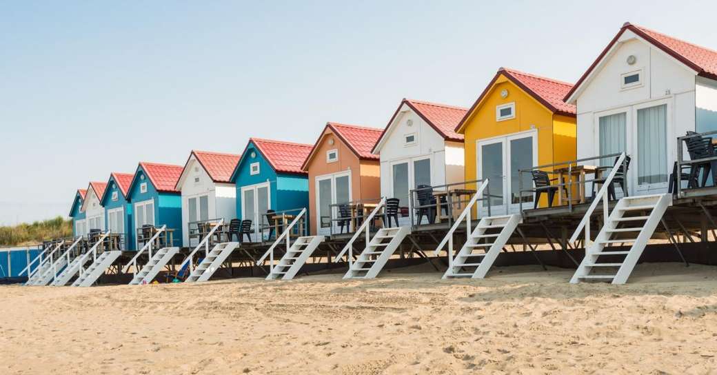 Пляжные домики на побережье Голландии онлайн-пазл