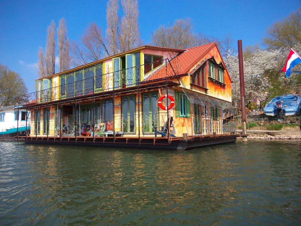 Плавучий будинок у Нідерландах пазл онлайн