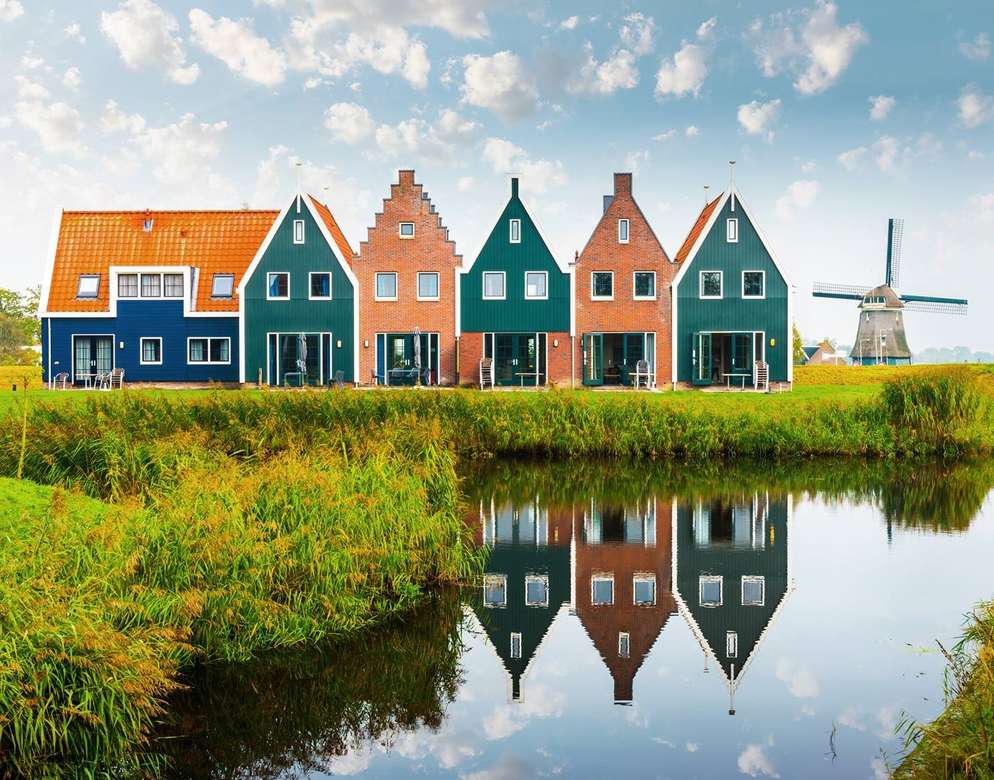 Дома и ветряная мельница в Нидерландах пазл онлайн