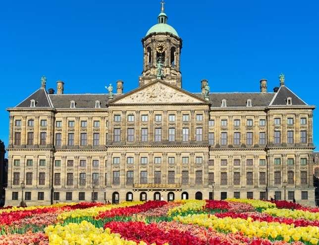 Βασιλικό Παλάτι του Άμστερνταμ και τουλίπες Ολλανδία παζλ online