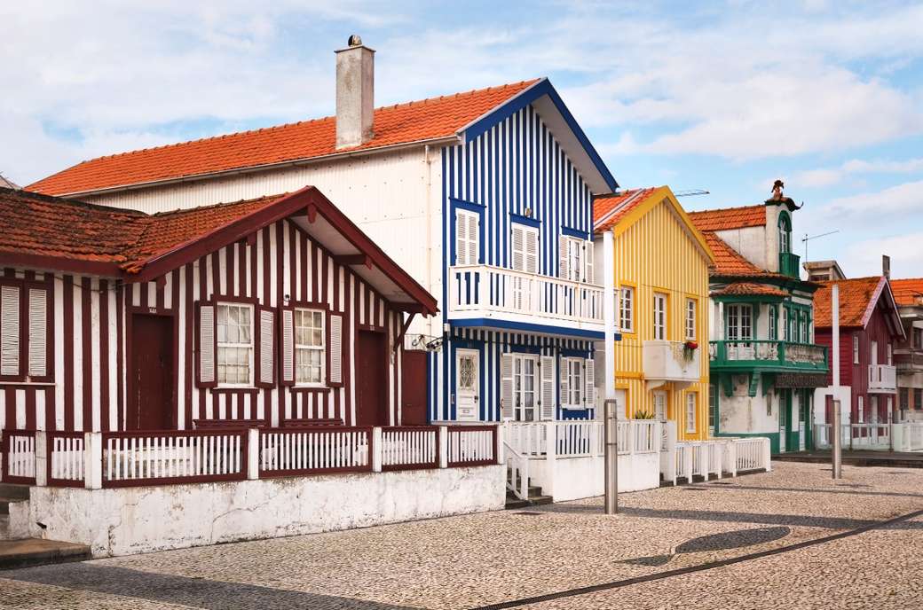 színes csíkos házak - costa nova online puzzle
