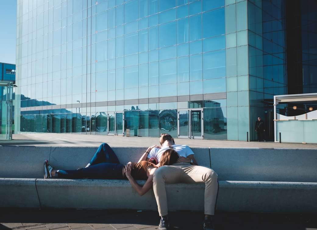 чоловік і жінка, лежачи на бетонних сходах пазл онлайн