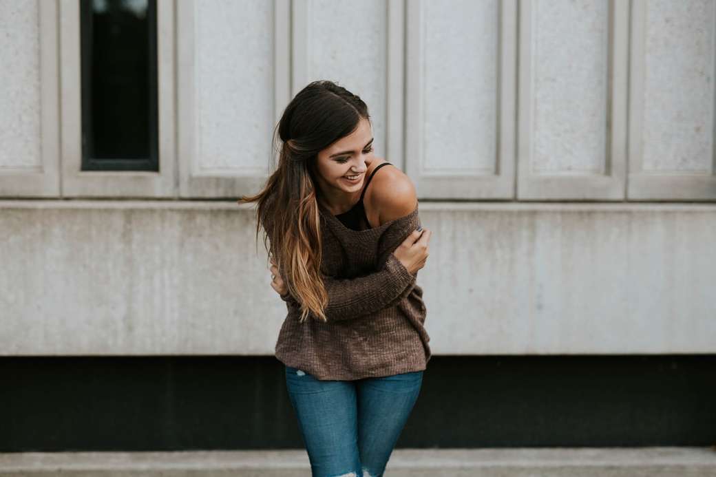 Женщина в свитере с открытыми плечами онлайн-пазл