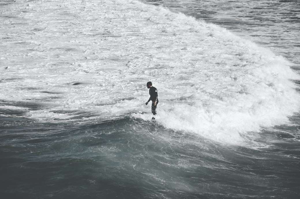 hombre de pie en la orilla del mar con olas rompecabezas en línea