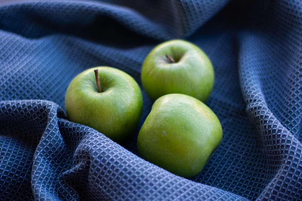 Grüner Apfel, Obst auf einem Tisch Puzzlespiel online