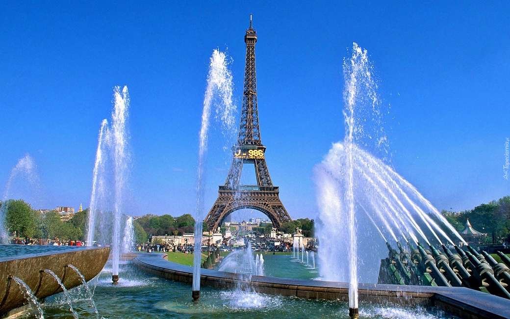 Париж - Ейфелева вежа, фонтани онлайн пазл