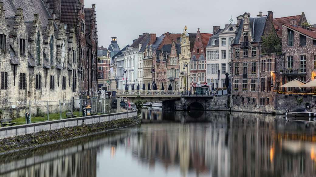 Häuser an den Kanälen von Gent in Belgien Online-Puzzle