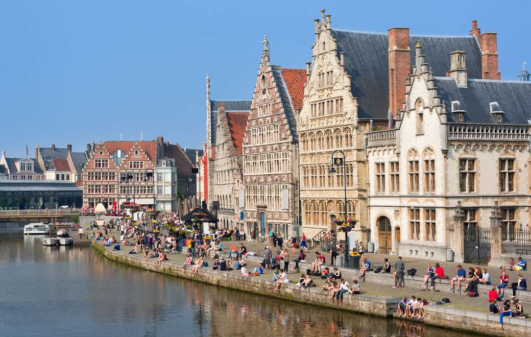 Hus på kanalerna i Gent i Belgien pussel på nätet