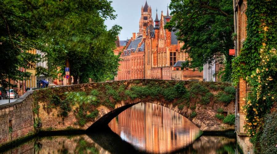 Cidade de Bruges com muitos canais Bélgica quebra-cabeças online