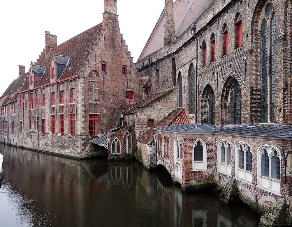 Città di Bruges con molti canali Belgio puzzle online