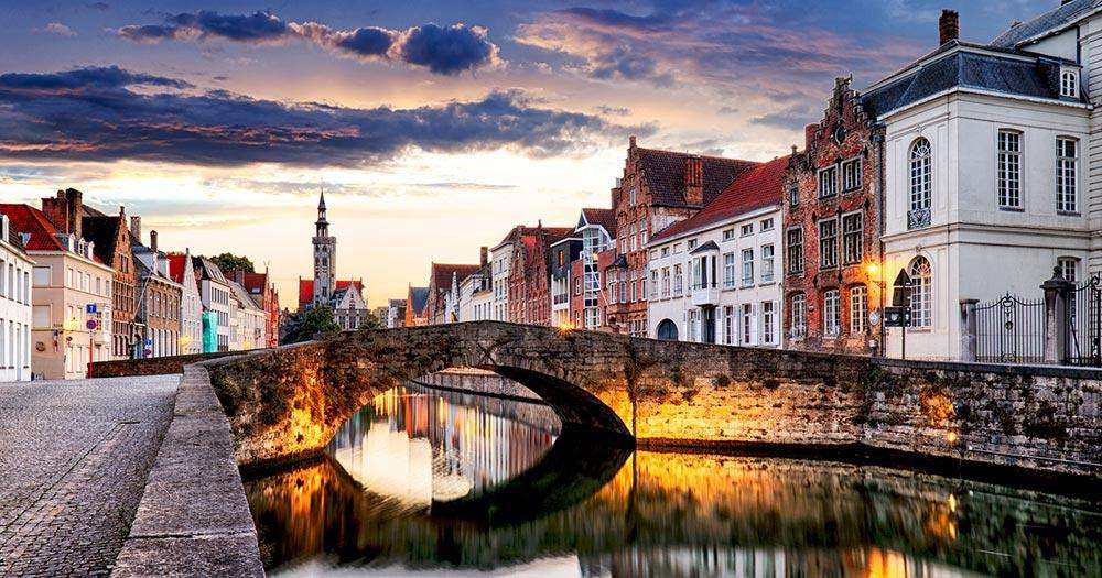 Orașul Bruges cu multe canale în Belgia puzzle online