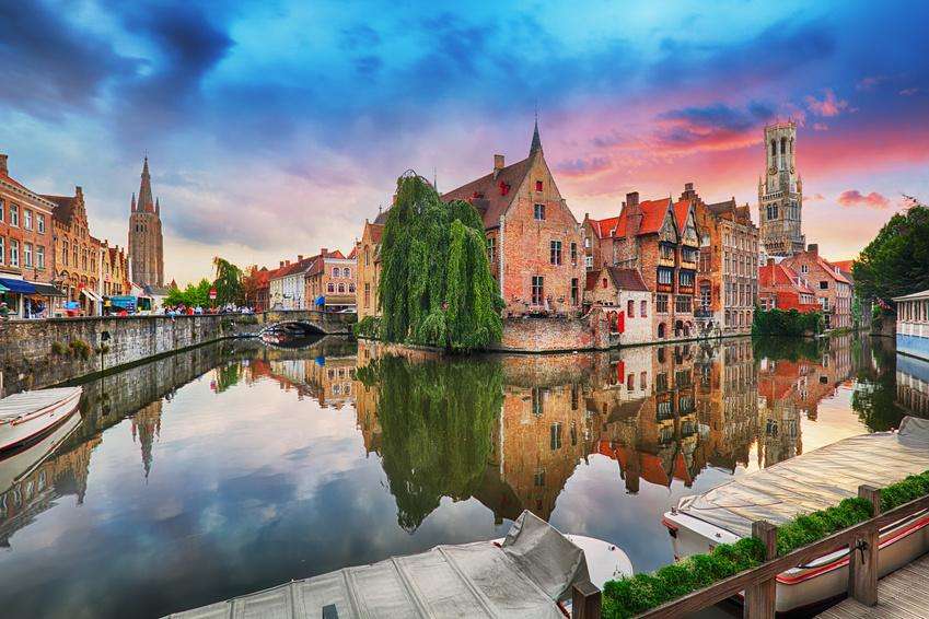 Ville de Bruges avec de nombreux canaux en Belgique puzzle en ligne