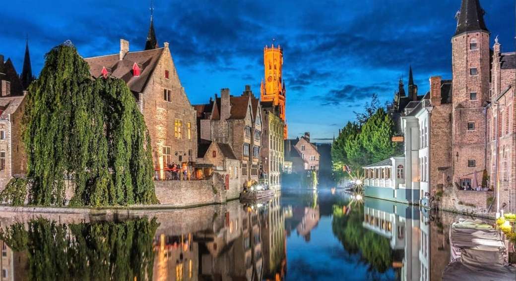 Città di Bruges con molti canali in Belgio puzzle online