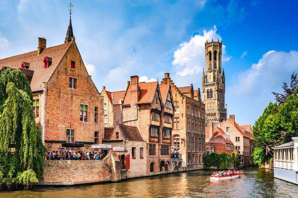 Cidade de Bruges com muitos canais na Bélgica quebra-cabeças online