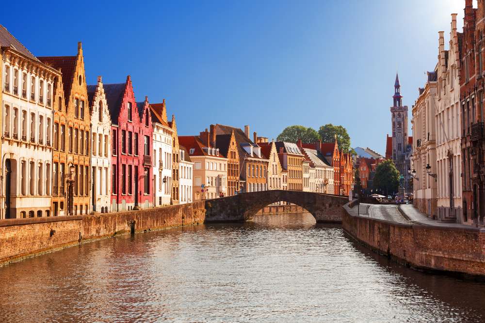 Bruges város, számos csatornával Belgiumban kirakós online