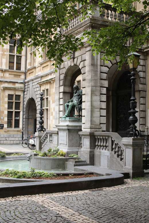 Byggnad med statyn i Antwerpen Pussel online