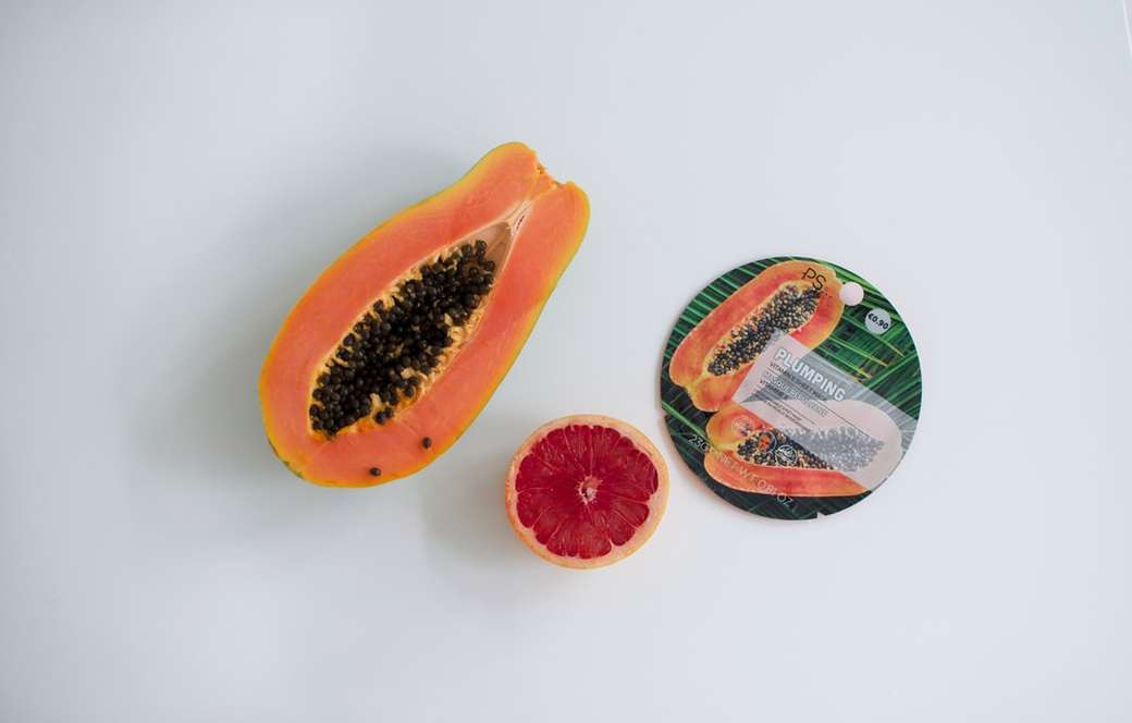 geschnittene Orangenfrucht auf weißer Oberfläche Puzzlespiel online