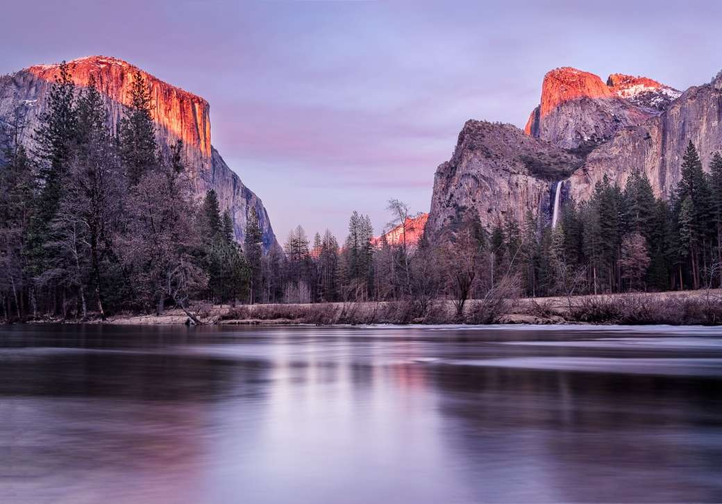 Yosemitské údolí online puzzle