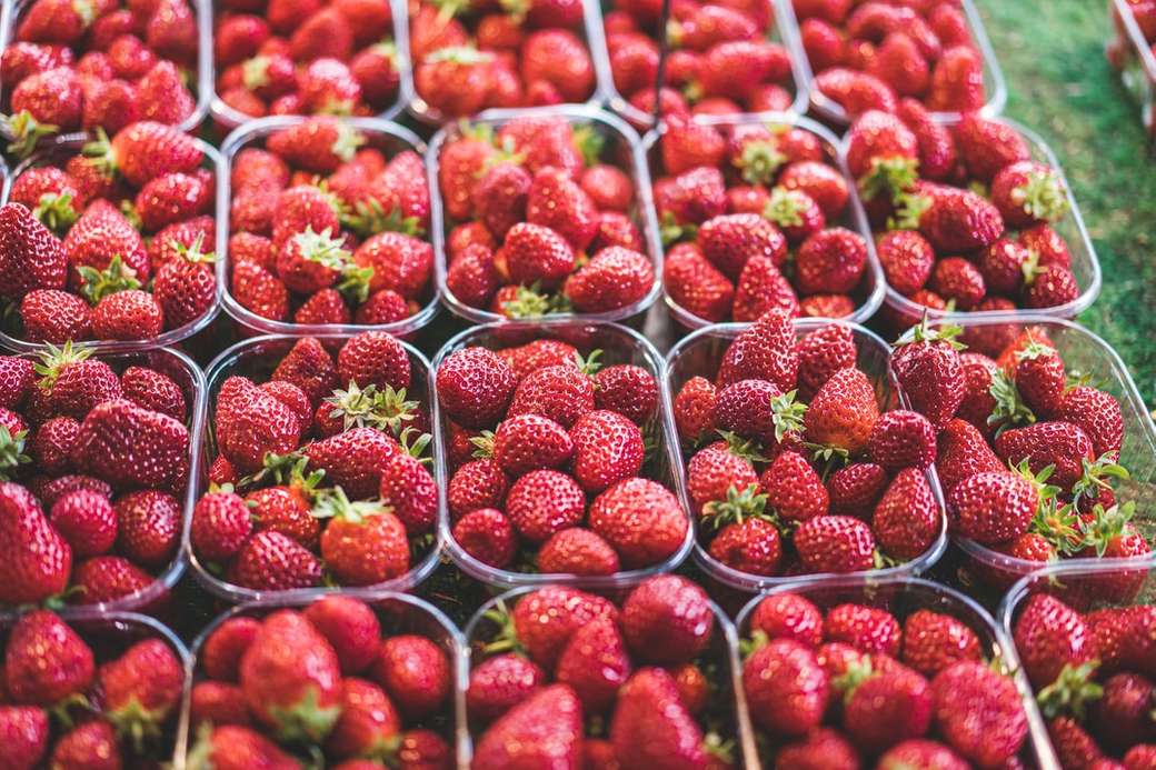 röda jordgubbar i klar plastbehållare Pussel online