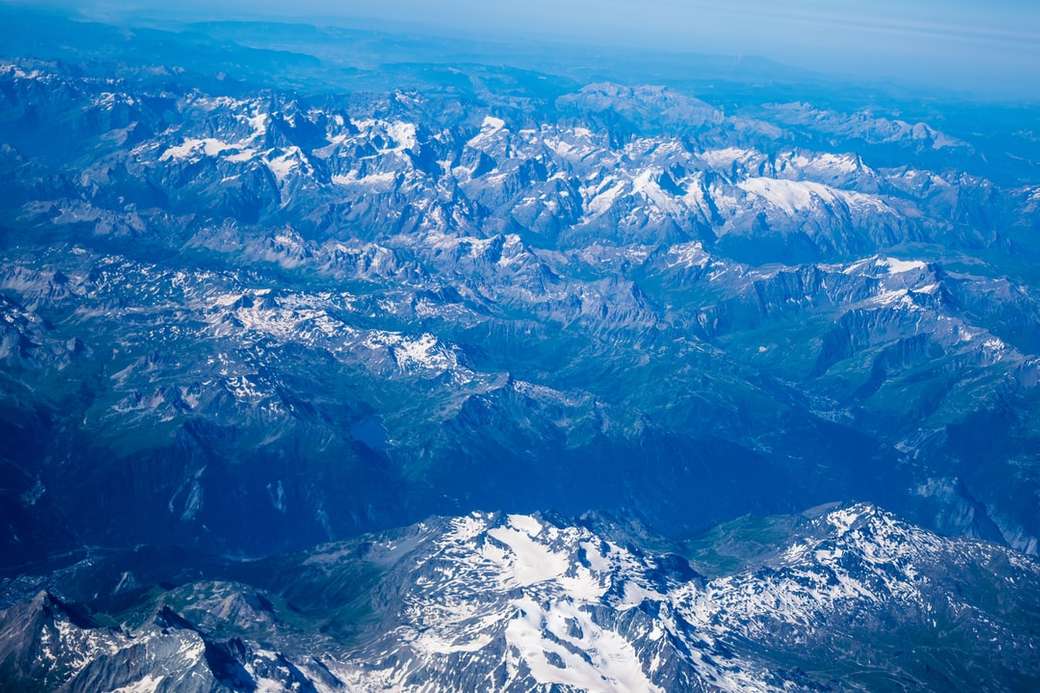 雪に覆われた山々の航空写真 ジグソーパズルオンライン