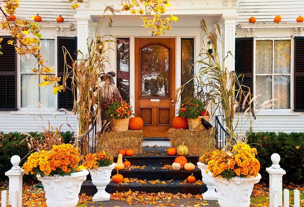 Entrance area decorated in autumn online puzzle