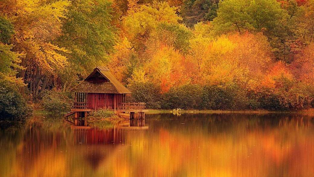 ボートハウスのある湖での秋 ジグソーパズルオンライン