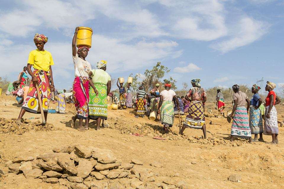 Afrika - fünf Kilometer bis zum Wasser Online-Puzzle