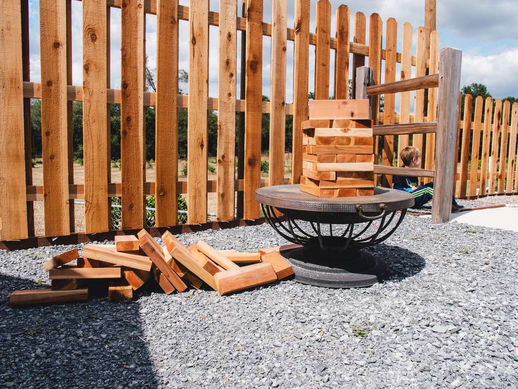коричневый деревянный забор на сером бетонном полу онлайн-пазл