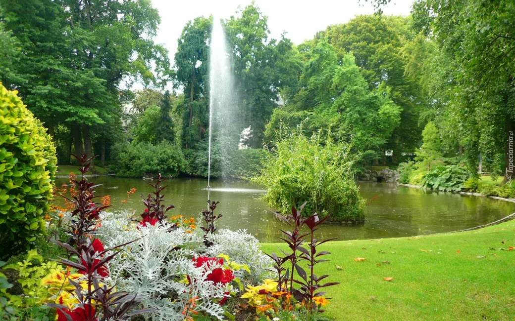 парк с фонтан и цветя онлайн пъзел
