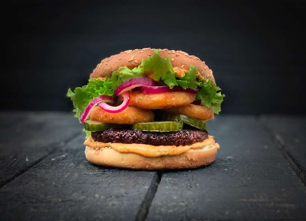Burger mit Salat und Käse Puzzlespiel online