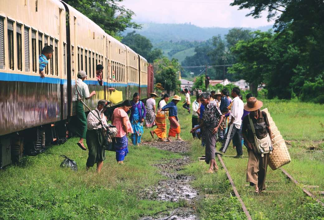 ομάδα ανθρώπων που στέκονται έξω από το τρένο online παζλ