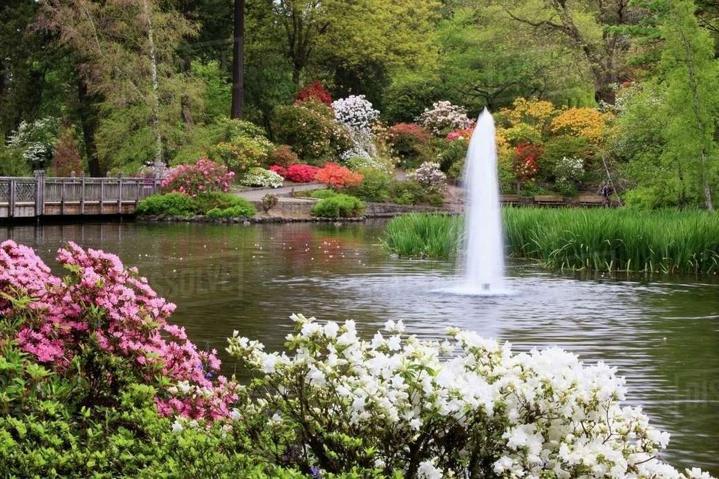 bloemen bij de rivier met een fontein legpuzzel online