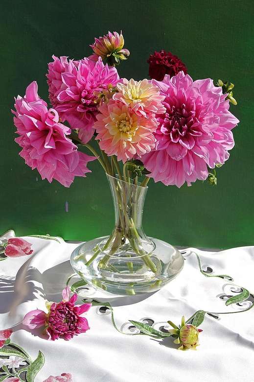 цветы в стеклянной вазе онлайн-пазл