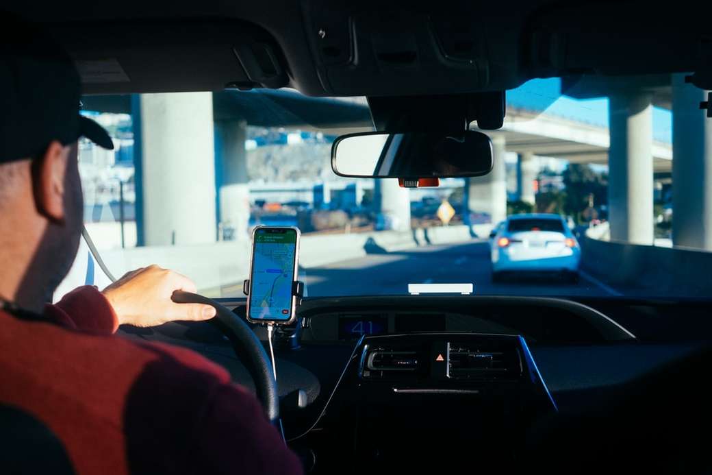 osoba drží iphone 6 uvnitř auta skládačky online