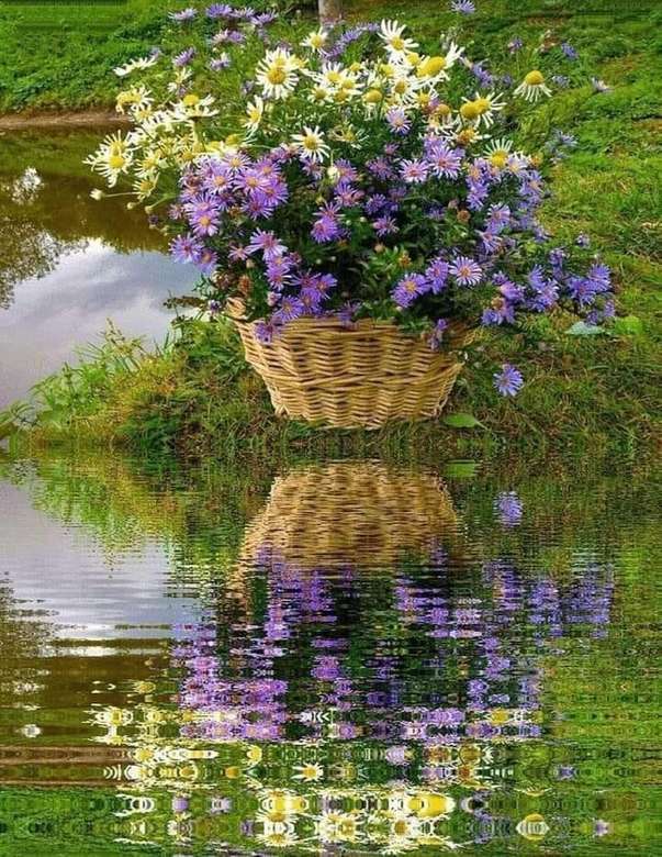 ένα καλάθι με λουλούδια και η αντανάκλασή του στο νερό παζλ online