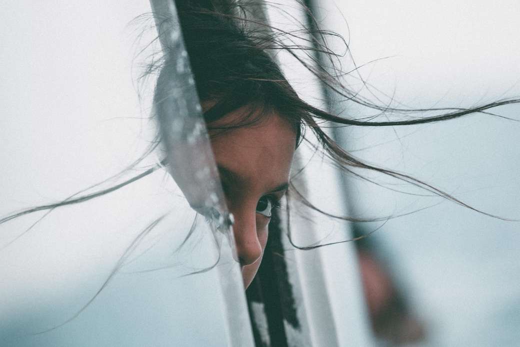 Παιδί που κρυφοκοιτάζει έξω από το παράθυρο παζλ online