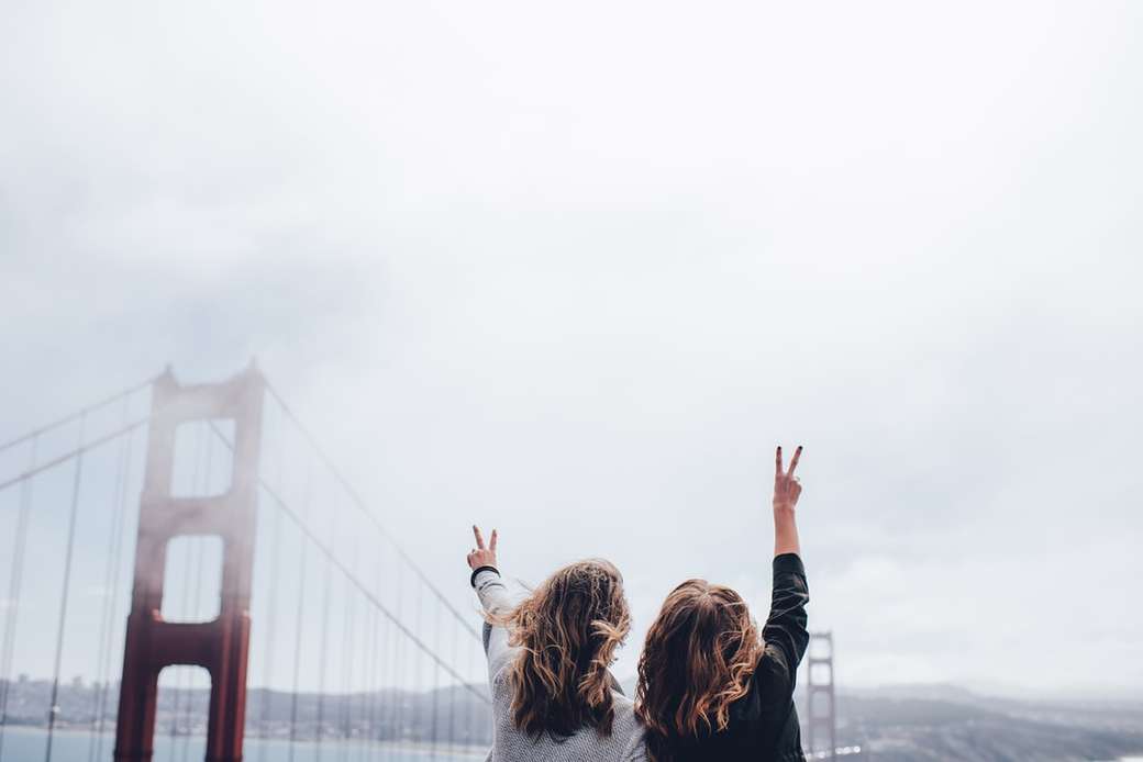 Signo de la paz por el puente Golden Gate rompecabezas en línea