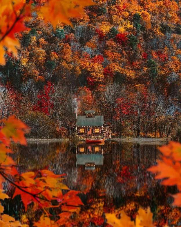 Höstfärger på sjön med huset Pussel online