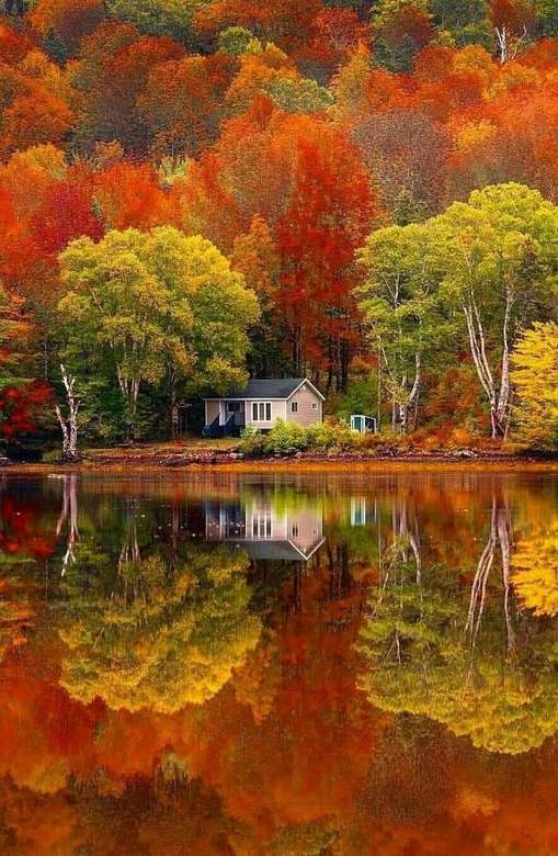 Есенни цветове на езерото с къщата онлайн пъзел