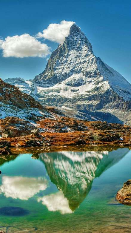 Matterhorn tükröződik a hegyi tóban online puzzle