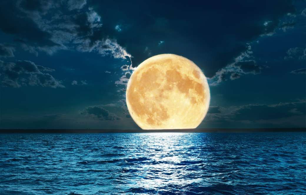 Bella super luna all'orizzonte del mare puzzle online