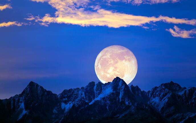 Full moon over the mountain peaks jigsaw puzzle online