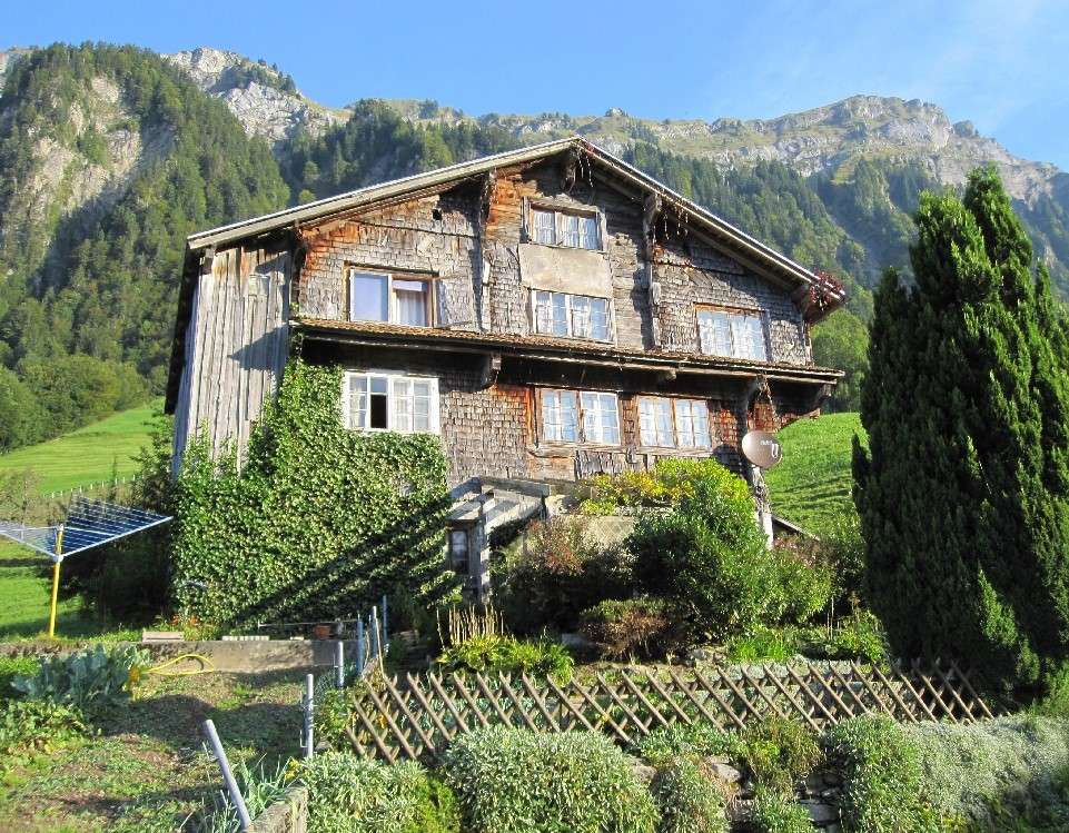Pintoresca casa antigua en las montañas rompecabezas en línea