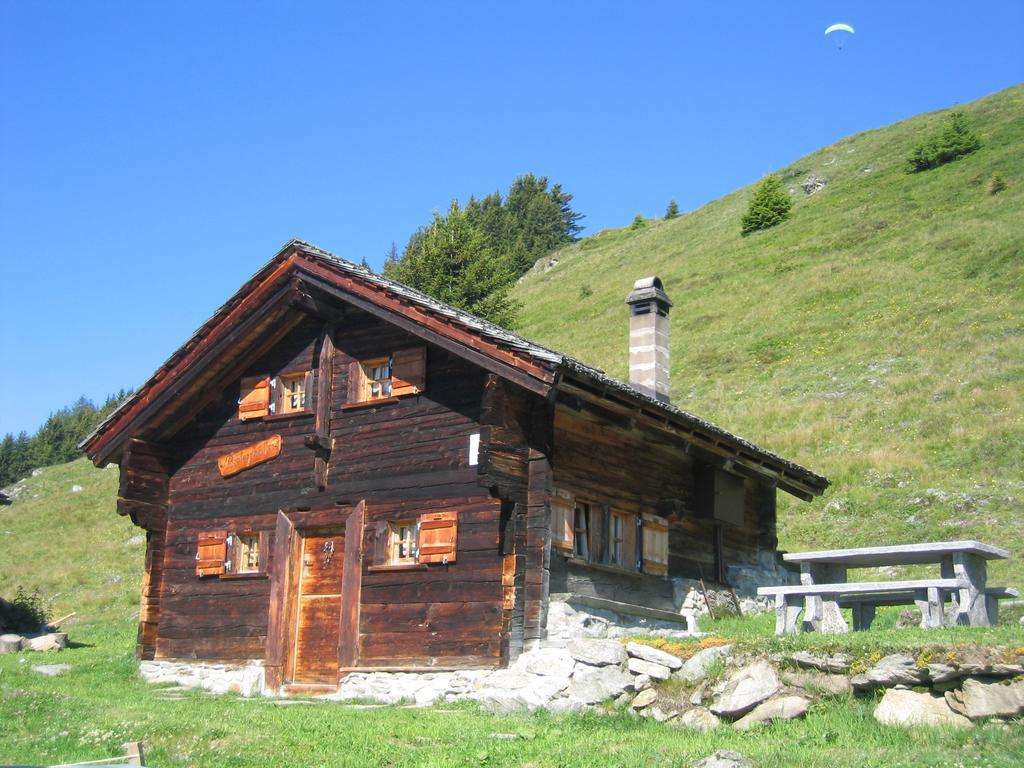 Альпийская хижина в Швейцарии пазл онлайн