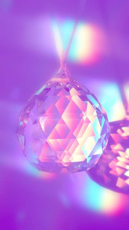 Diamante tornasol reflejado en un espejo rompecabezas en línea