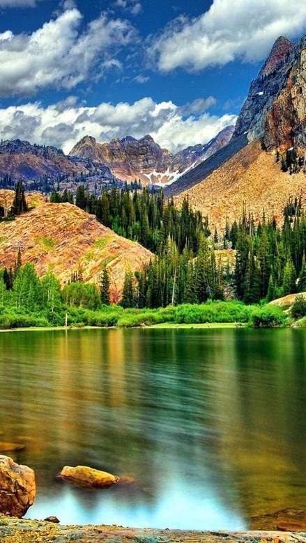 Vacker sjö och berglandskap pussel på nätet
