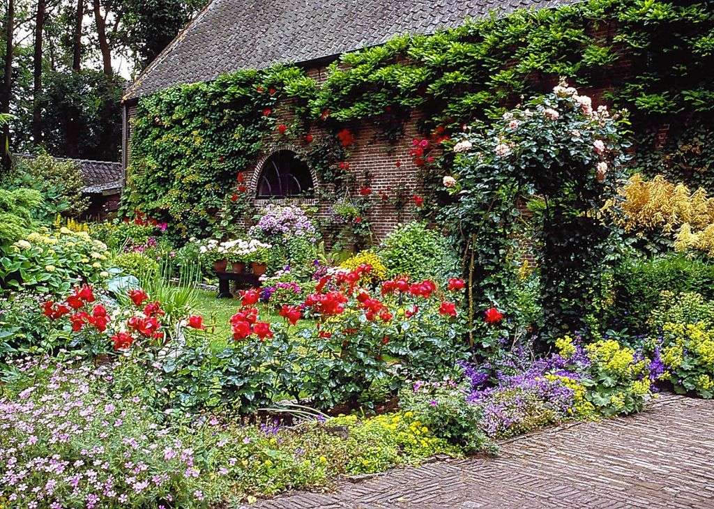 Kleurrijke overvloed aan bloemen in de tuin legpuzzel online