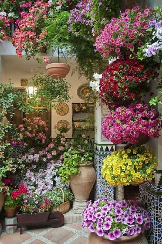 Gyönyörű virág dekoráció a házon online puzzle