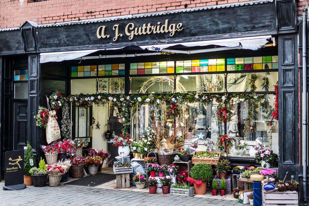 Магазин за цветя с коледна украса онлайн пъзел