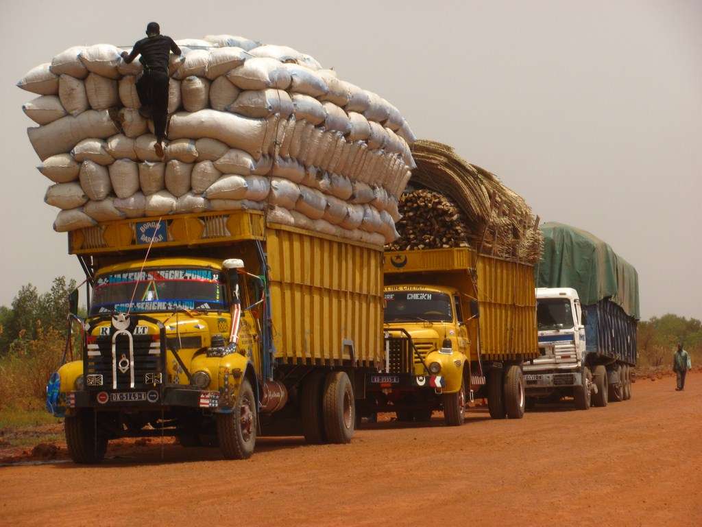 lastbilar med lastning i afrika pussel på nätet